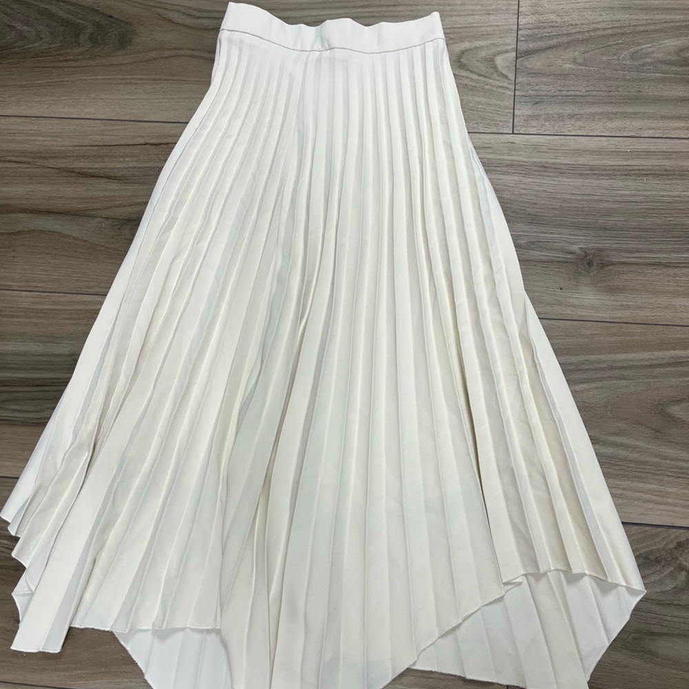 Elegant White Pleated Skirt